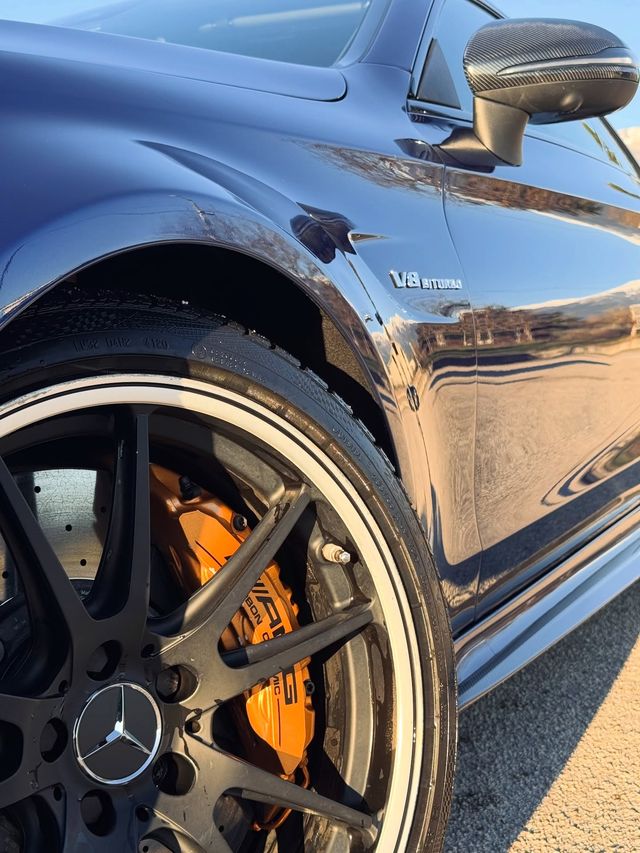 Cerchio e pinza freno di una Mercedes-AMG dopo il lavaggio