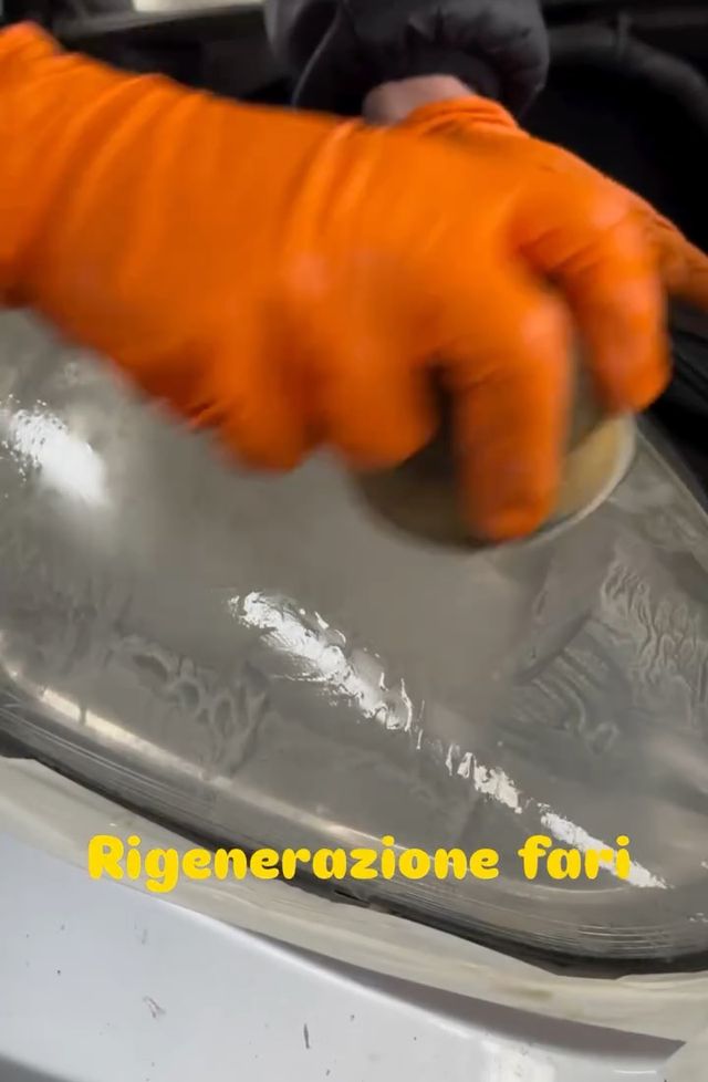 Rigenerazione a mano di un faro anteriore opaco