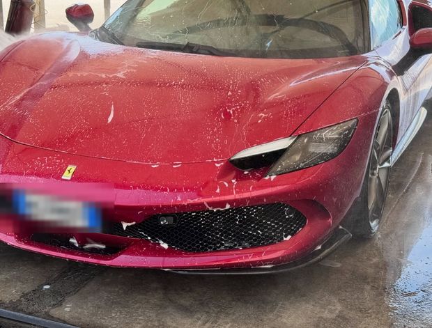 Una Ferrari coperta di schiuma sul piazzale