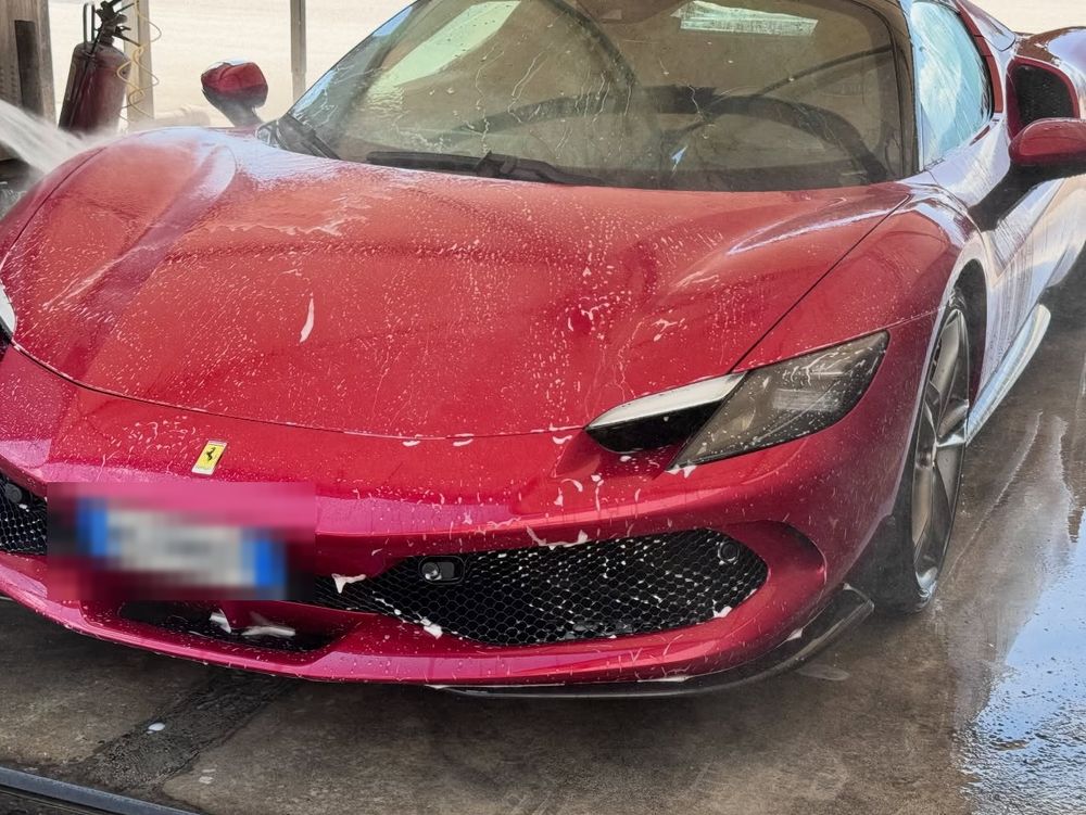 Un’auto coperta di schiuma mentre la risciacquiamo, sul nostro piazzale ad Alvito