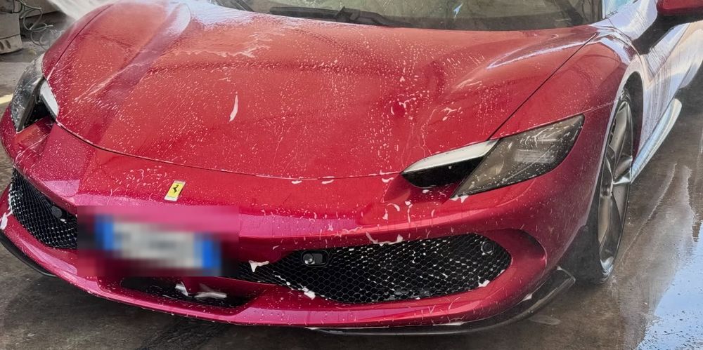 Una Ferrari coperta di schiuma sul piazzale dell’autolavaggio Iacobone ad Alvito