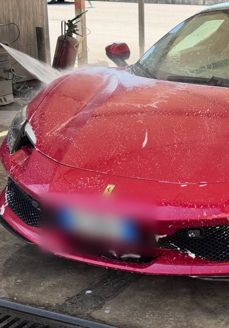 Un’auto coperta di schiuma mentre la risciacquiamo a lancia, sul nostro piazzale ad Alvito