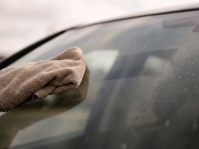 Il panno passa e il vetro cambia: a destra come arriva, a sinistra come lo lasciamo